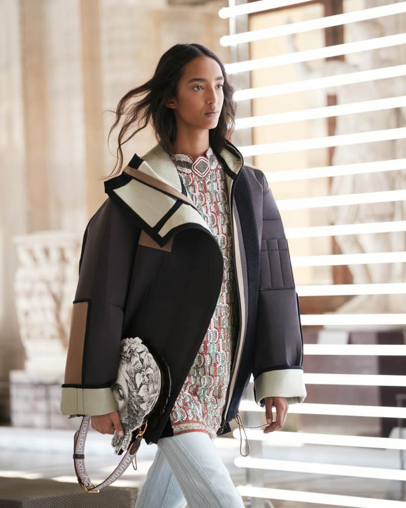 Louvre Müzesi’nde Bir Moda Defilesi