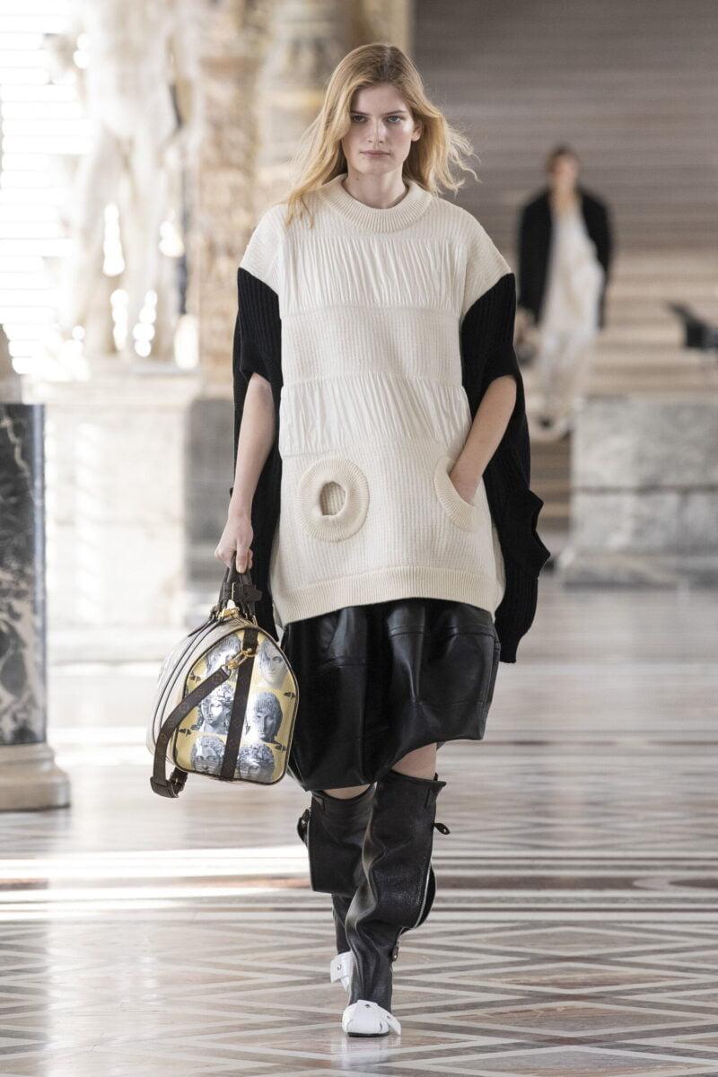 Louvre Müzesi’nde Bir Moda Defilesi