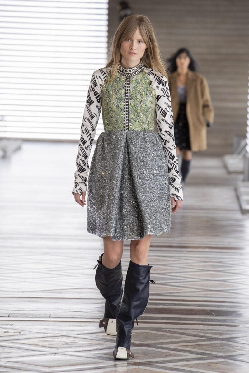 Louvre Müzesi’nde Bir Moda Defilesi