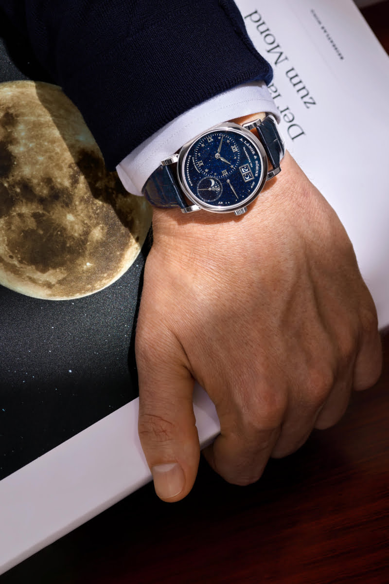 Watches and Wonders 2021: Phoenix, A. Lange & Söhne Bu Görsel Boş Bir Alt Niteliğe Sahip; Dosya Adı Als_182_086_Slp_02_Little_Lange1_Moon_Phase_2021_2155934-1-800X1200.Jpg