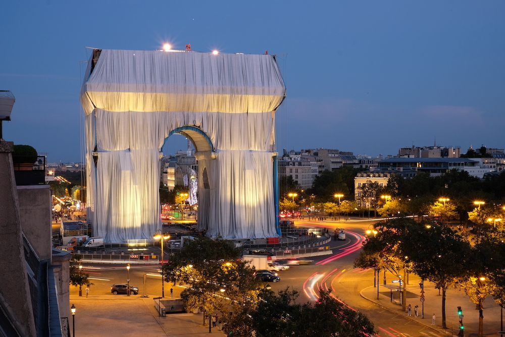 60 Yıllık Bir Düş: Arc de Triomphe Kumaşlarla Kaplandı 60 Yıllık Bir Düş: Arc de Triomphe Kumaşlarla Kaplandı