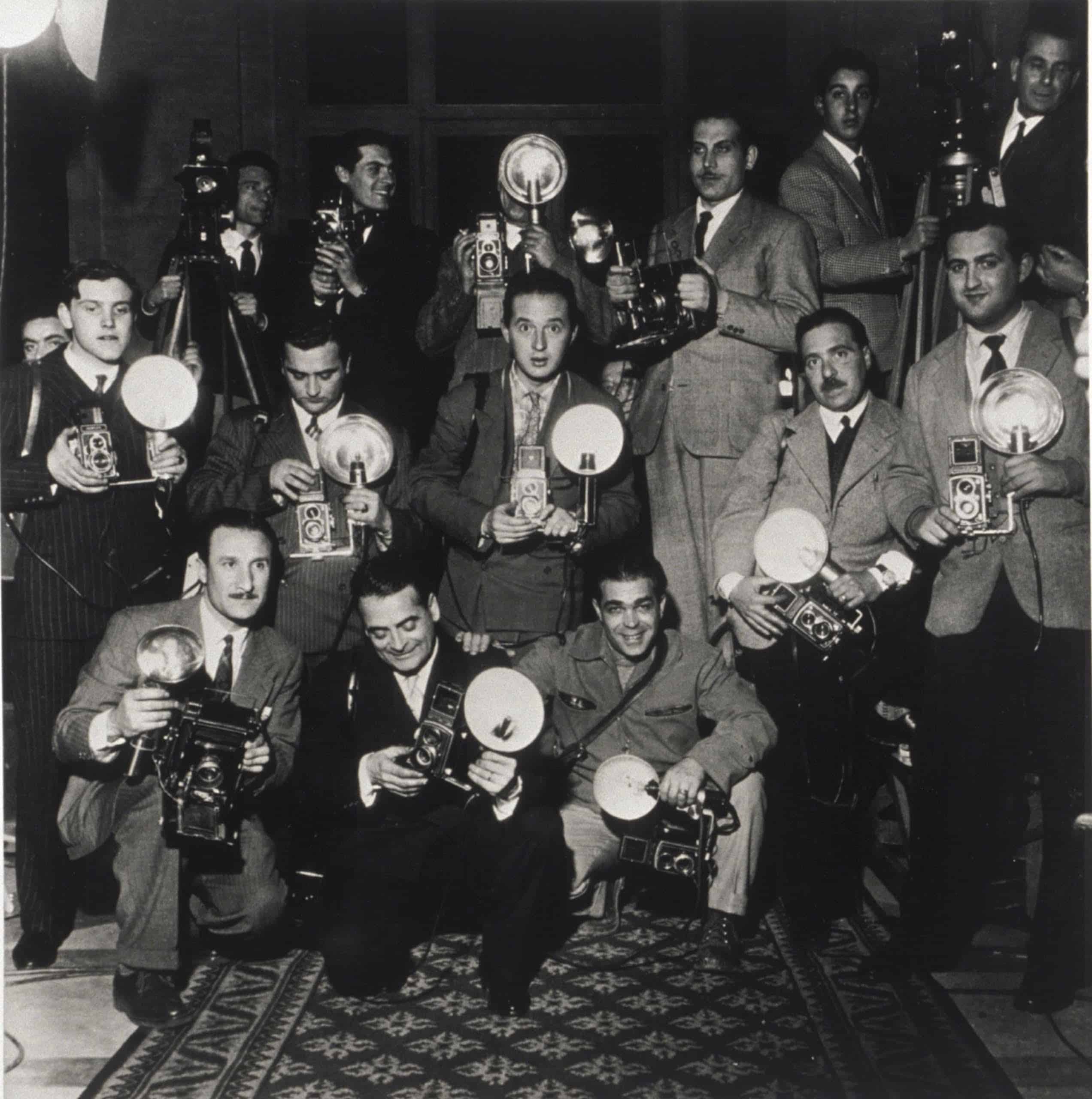 Çekiyorum, Çek-tim: Bir Paparazzi Sergisi