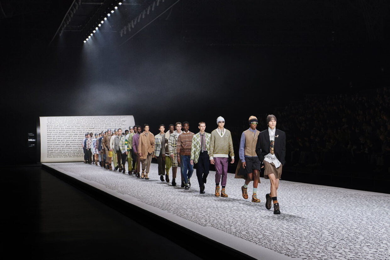 Dior, Sayfaları Çeviriyor