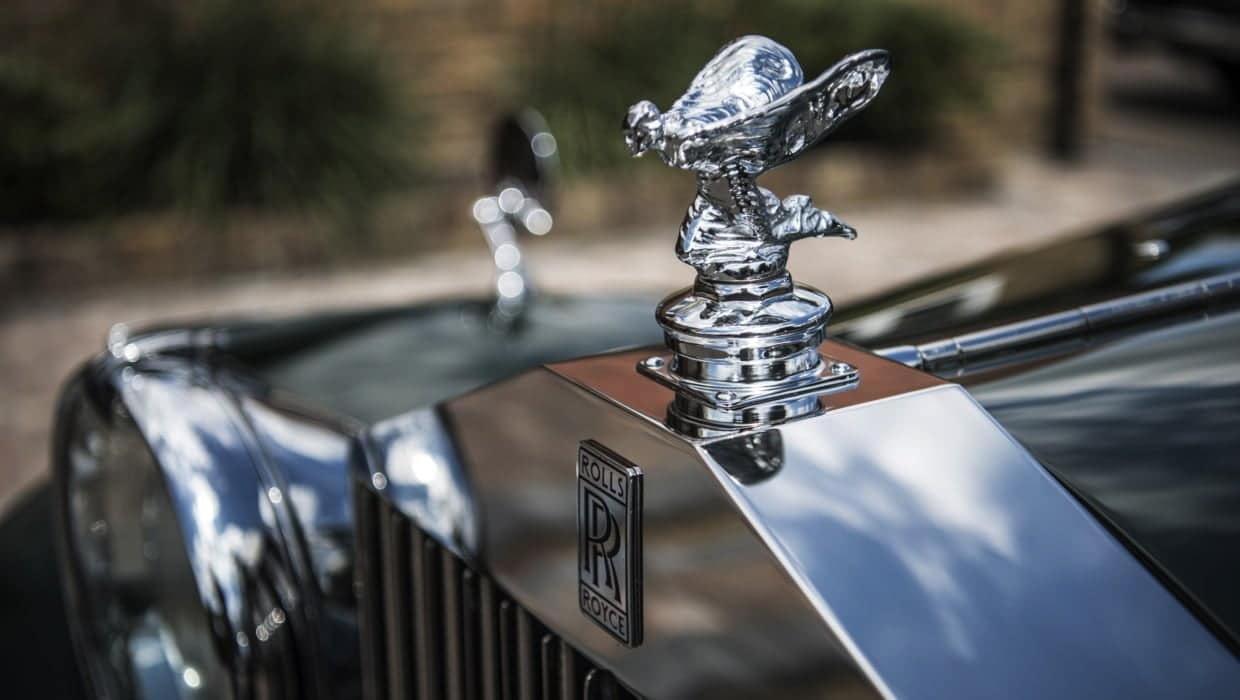 Rolls-Royce’un İkonik Heykelciği de Elektrik Akımına Kapılıyor Rolls-Royce’un İkonik Heykelciği de Elektrik Akımına Kapılıyor