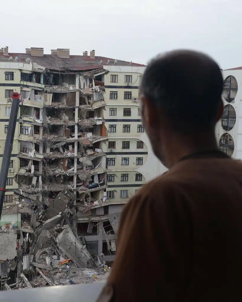 Deprem Kuşağında Yaşayan Bir Halk Olmak Deprem Kuşağında Yaşayan Bir Halk Olmak