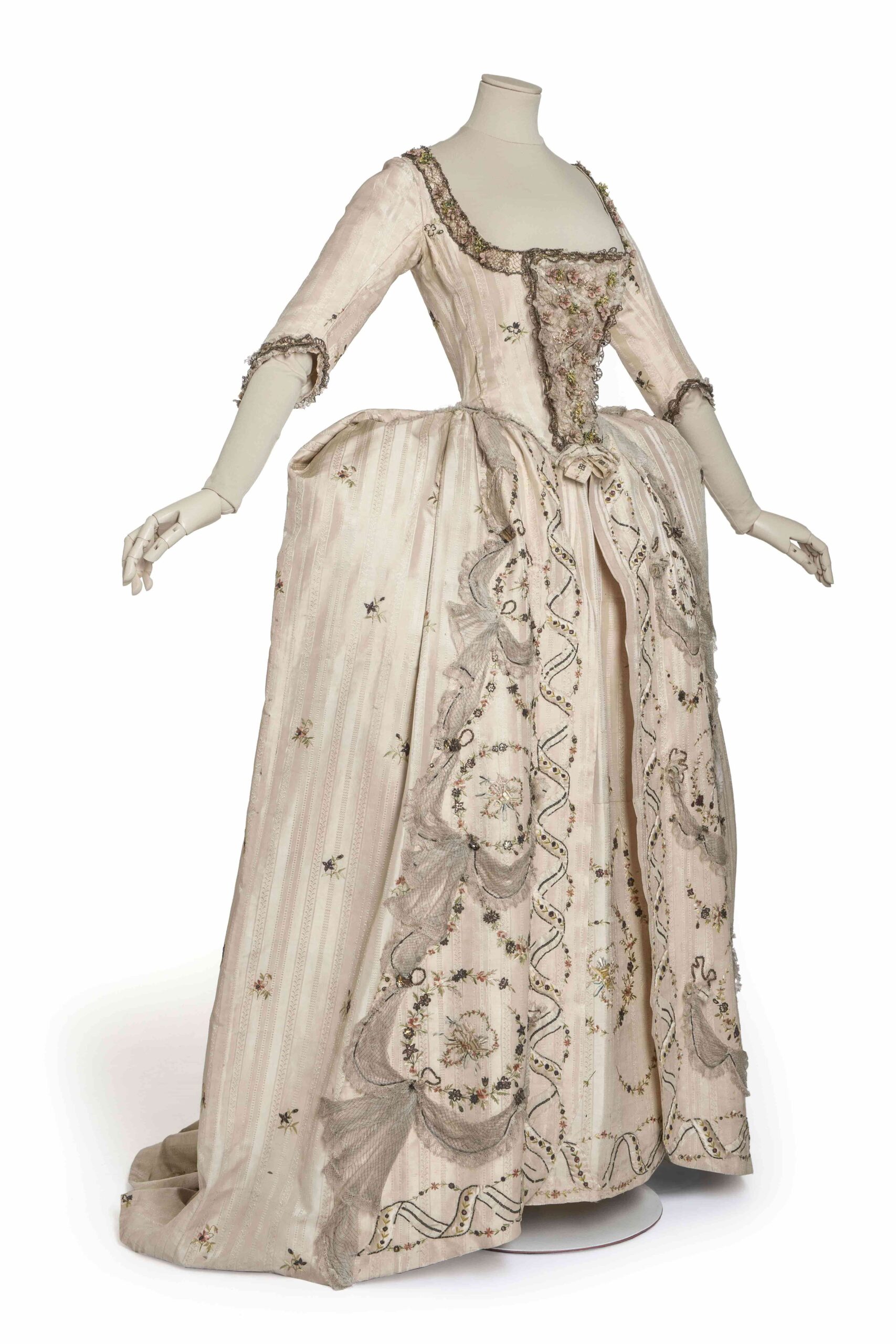 French Elegance Shines in Hong Kong: Fashion and Jewelry from 1770-1910 French Elegance Shines In Hong Kong: Fashion And Jewelry From 1770-1910