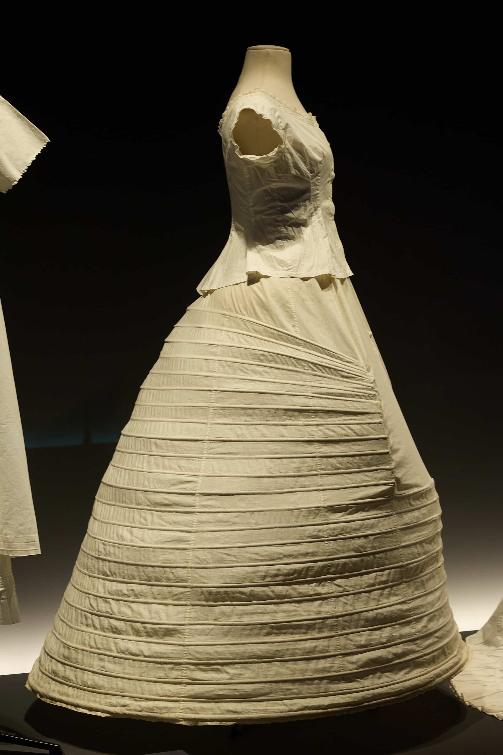 French Elegance Shines in Hong Kong: Fashion and Jewelry from 1770-1910 French Elegance Shines In Hong Kong: Fashion And Jewelry From 1770-1910