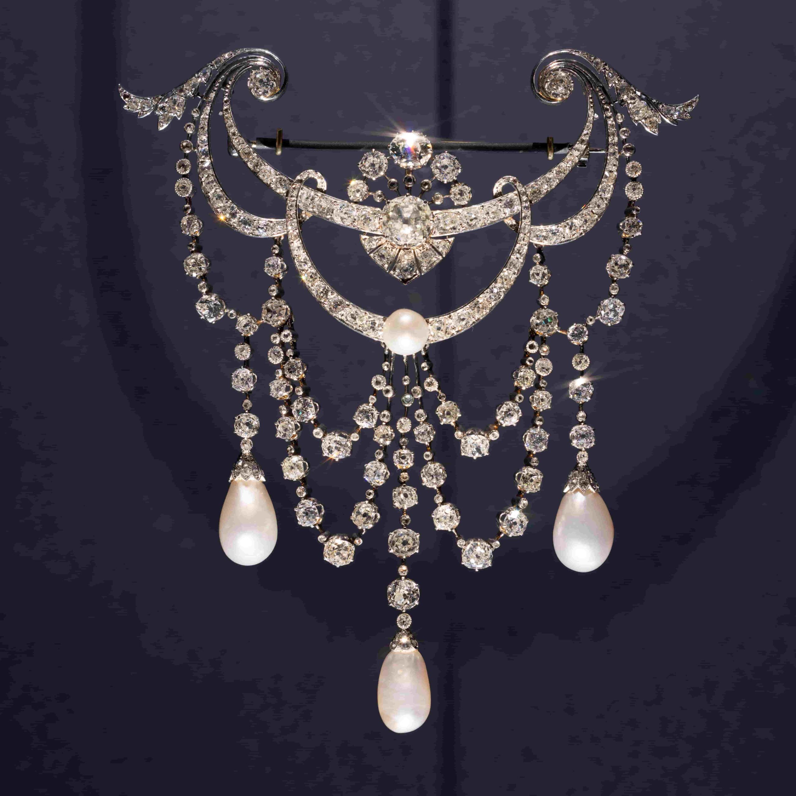 French Elegance Shines in Hong Kong: Fashion and Jewelry from 1770-1910 French Elegance Shines In Hong Kong: Fashion And Jewelry From 1770-1910
