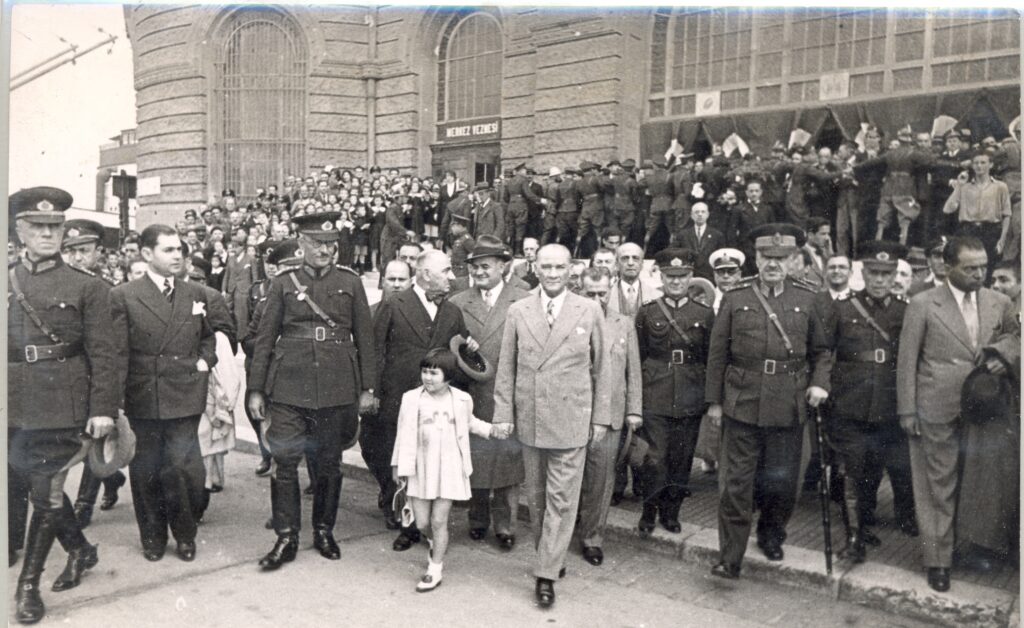 Cumhuriyet’in Yüzleri: Atatürk’ün Yurtdışına Gönderdiği Öğrenciler Cumhuriyet’in Yüzleri: Atatürk’ün Yurtdışına Gönderdiği Öğrenciler