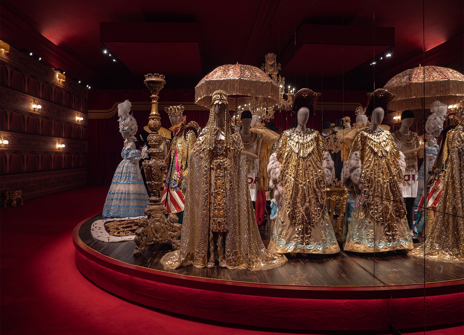 Kalpten Ellere: Dolce&Amp;Gabbana'Nın Büyülü Dünyası Paris'Te