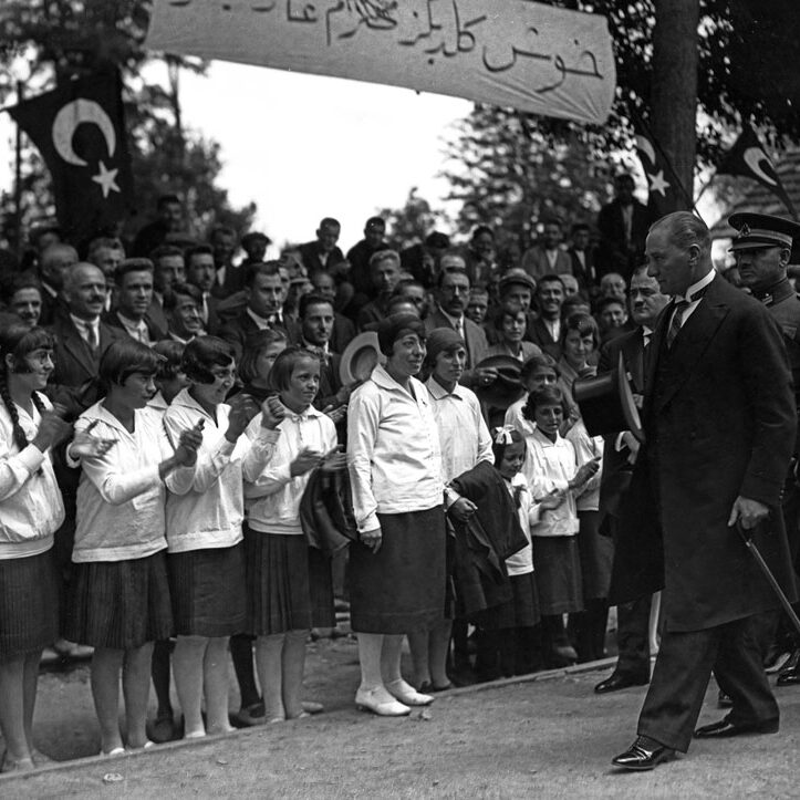 Cumhuriyet’in Yüzleri: Atatürk’ün Yurtdışına Gönderdiği Öğrenciler Cumhuriyet’in Yüzleri: Atatürk’ün Yurtdışına Gönderdiği Öğrenciler