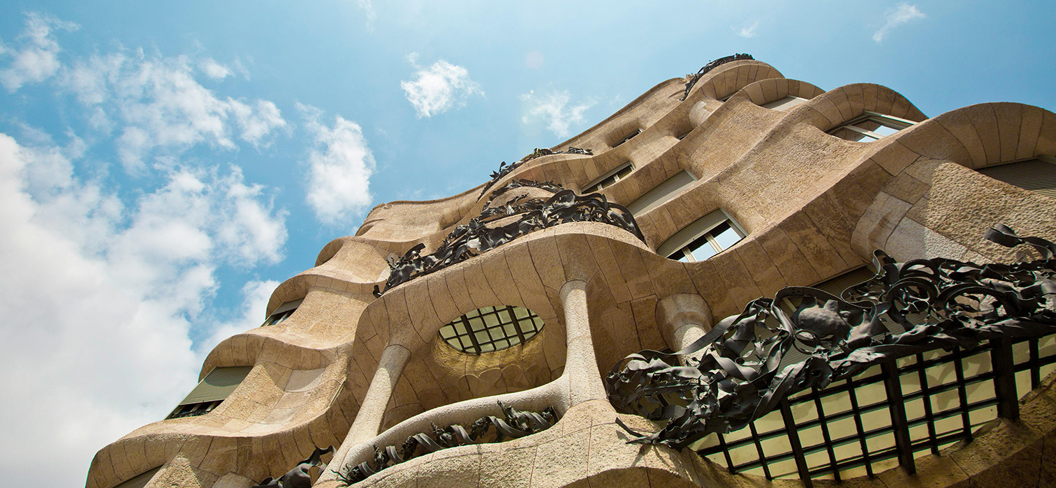 11 Modern Buildings You Must See—And the Stories Behind Them 11 Modern Buildings You Must See—And the Stories Behind Them