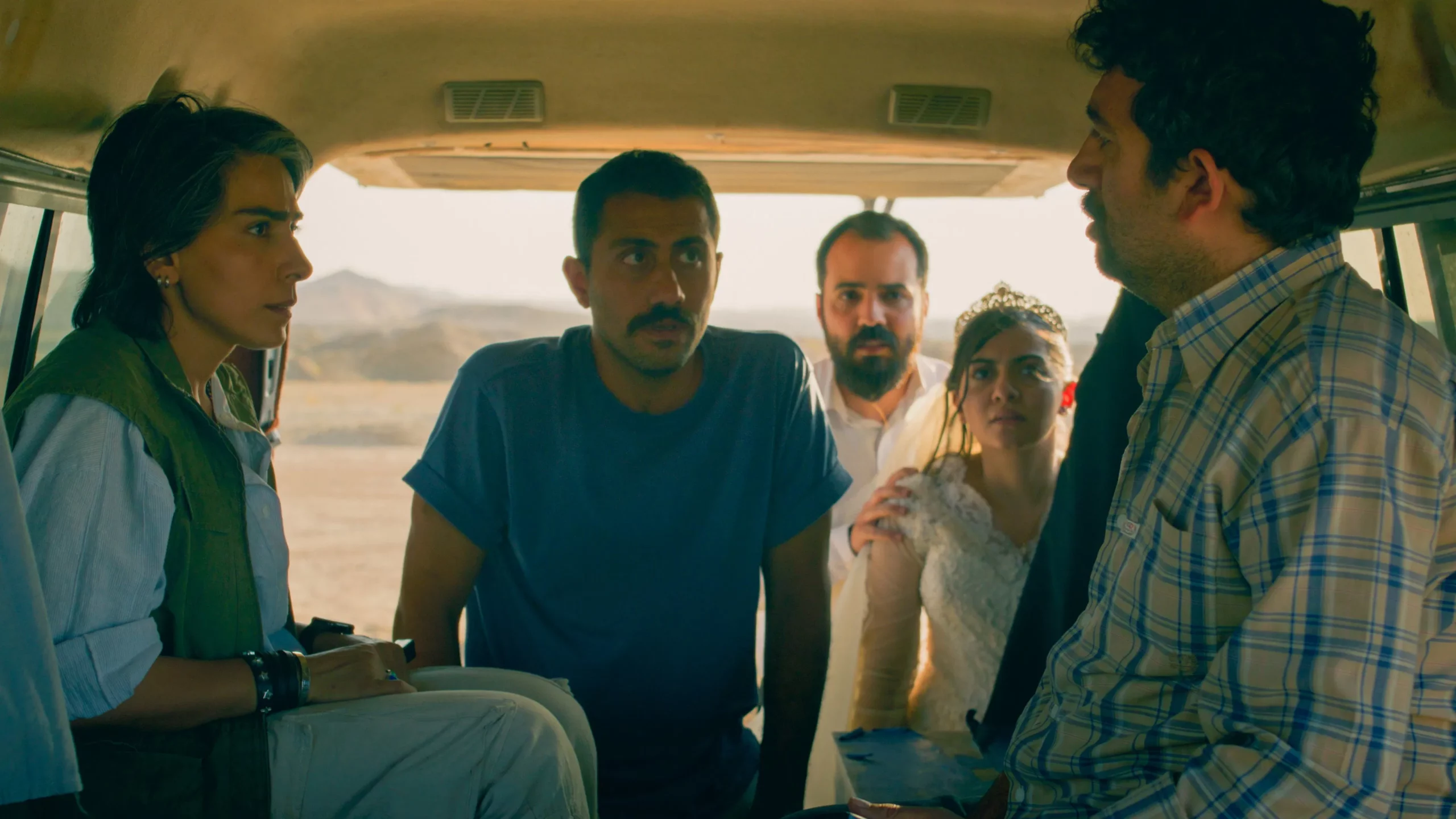 filme-foi-apenas-um-acidente-cena-dentro-de-van-com-grupo-de-personagens-em-tensao-no-deserto