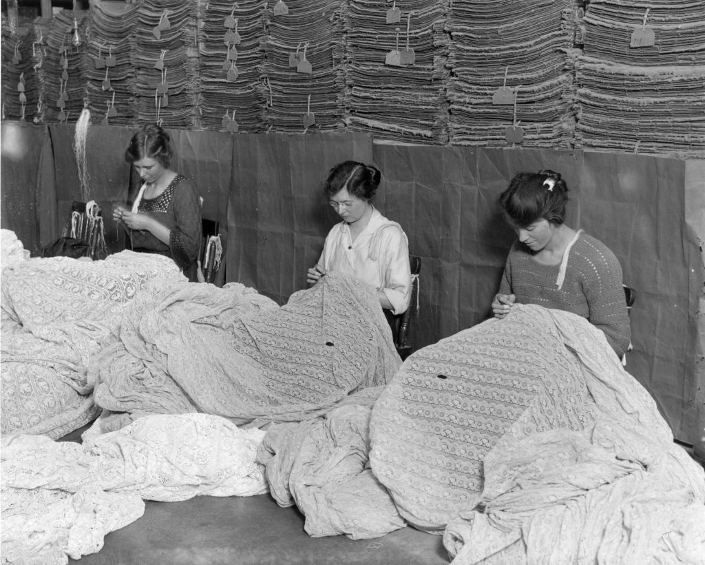 Dantelin Yeni Yorumu: Modern Silüetlerde Feminen Detaylar