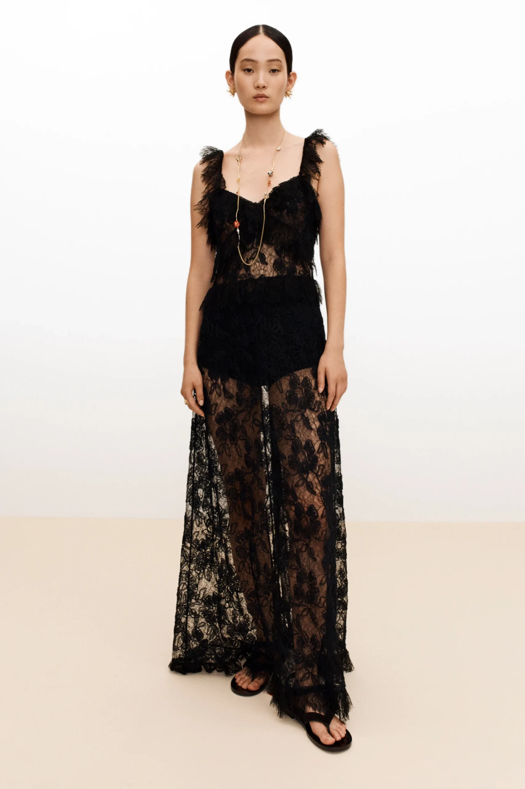 Dantelin Yeni Yorumu: Modern Silüetlerde Feminen Detaylar