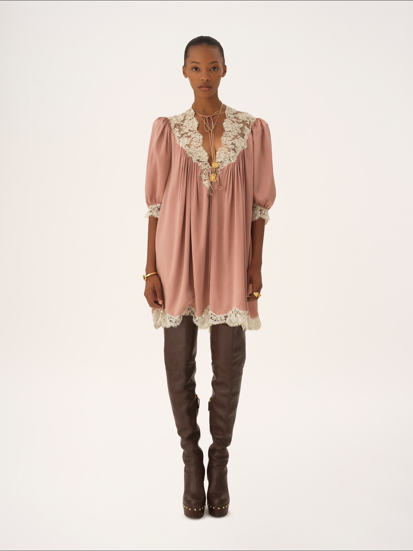 Dantelin Yeni Yorumu: Modern Silüetlerde Feminen Detaylar