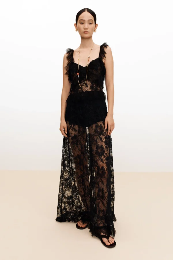 Lace’s New Interpretation: Feminine Details in Modern Silhouettes Lace’s New Interpretation: Feminine Details In Modern Silhouettes