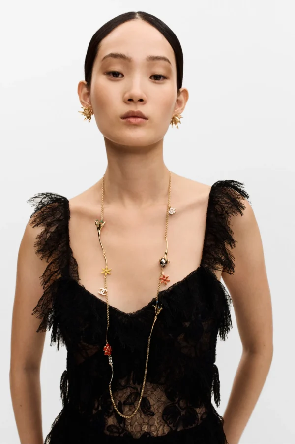 Lace’s New Interpretation: Feminine Details in Modern Silhouettes Lace’s New Interpretation: Feminine Details In Modern Silhouettes